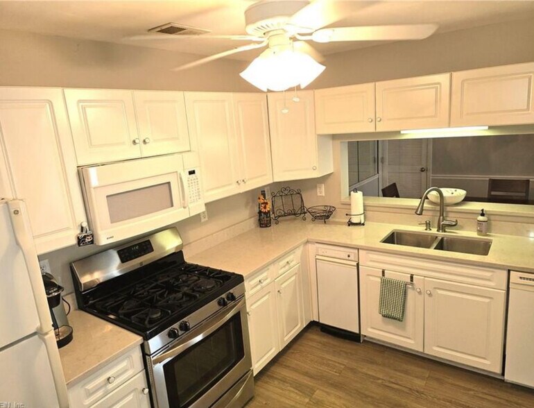 Building Photo - 2236 Lesner Cres
