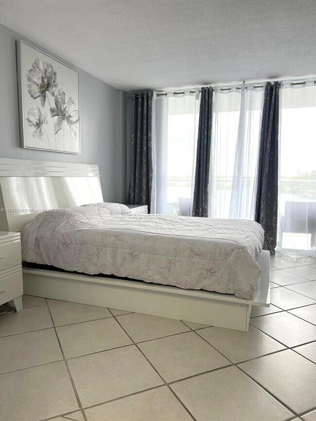 Building Photo - 1301 NE Miami Gardens Dr