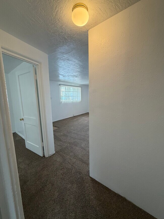 Building Photo - 2842 Solano Dr NE