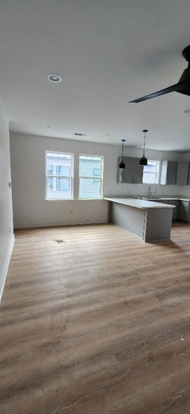 Building Photo - 2431 Franklin Ave