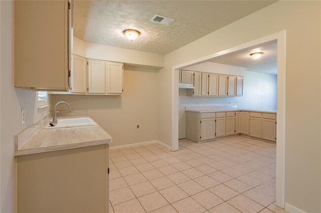 Building Photo - 5514 Vickita Dr