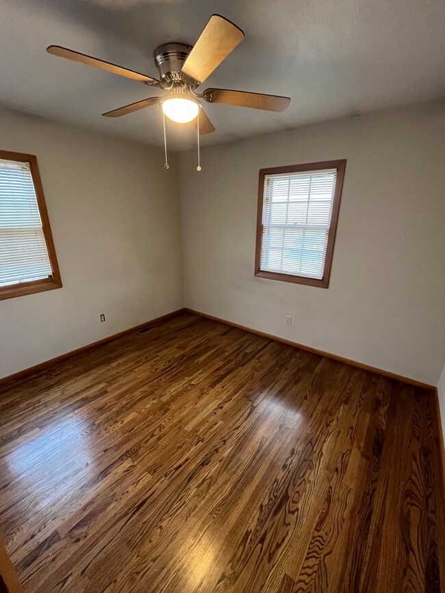 Building Photo - Conveniently Located 3-Bedroom with Walk-O...