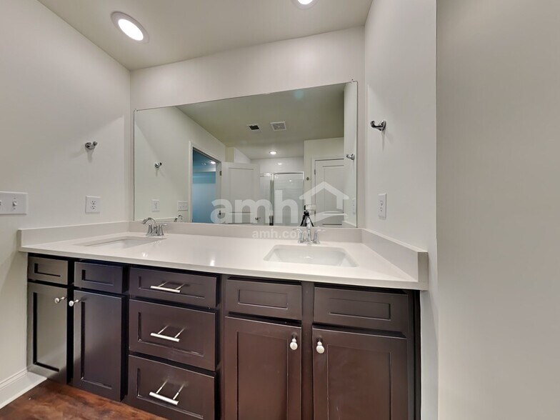 Building Photo - 110 Pecan Dr