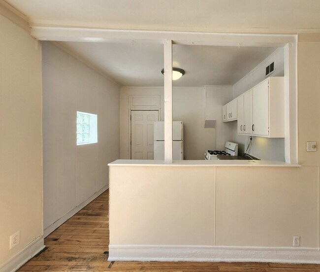 Building Photo - 1909 W Foster Ave