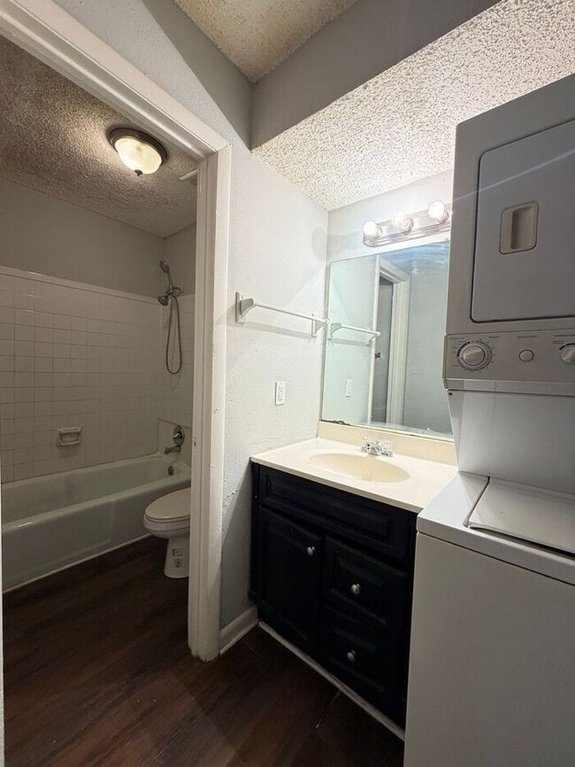 Building Photo - 1 Bed/ 1 Bath Condo!  Harding / Southern Hills Area!  Pets ok!