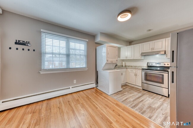 Building Photo - 66 Beths Ave