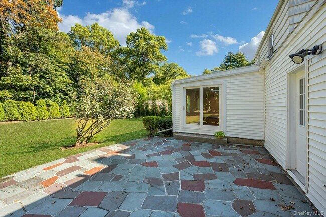 Building Photo - 13 Colonial Rd