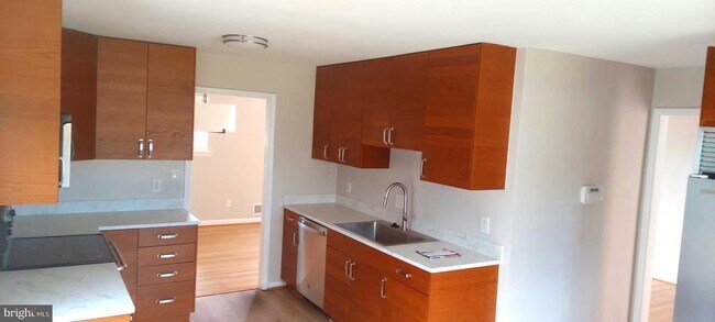 Building Photo - 9820 Inglemere Dr