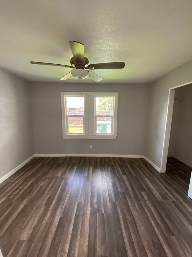 Building Photo - 3841