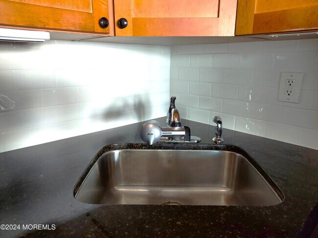 Building Photo - 302 Fifth Avenue Unit 2