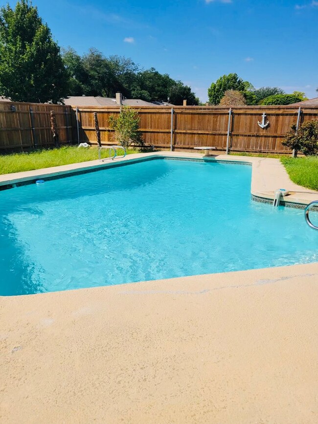 Building Photo - Sprawling Lewisville home with POOL