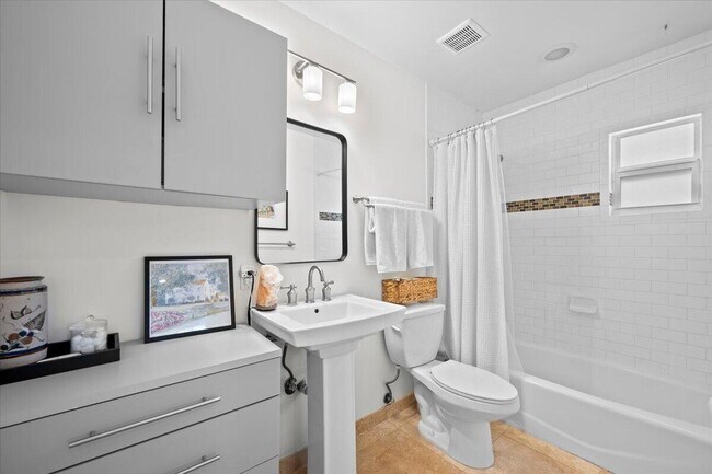 Building Photo - 710 Cree St
