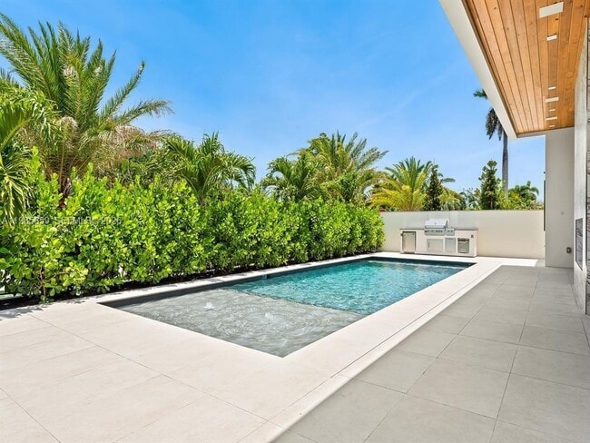 Building Photo - 2657 NE 34th St