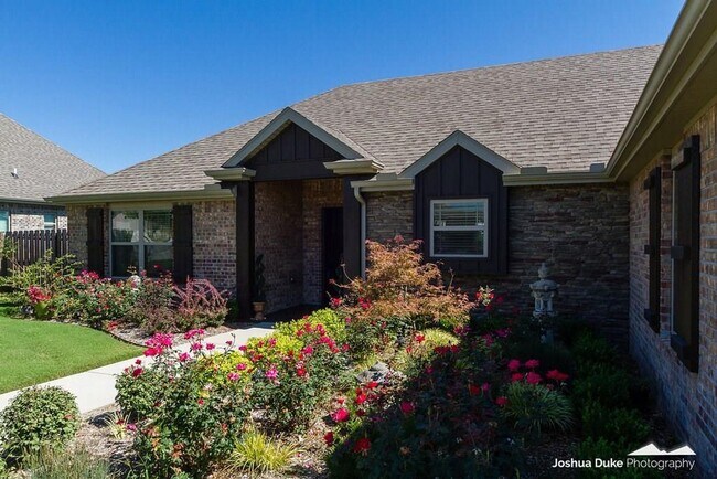 Building Photo - Georgeous 3 bedroom 2 bath home with SOLAR  and a view!