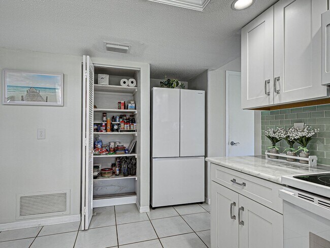 Building Photo - FURNISHED! 2BD/2BA/1CG in Vivienda West - a 55+Community