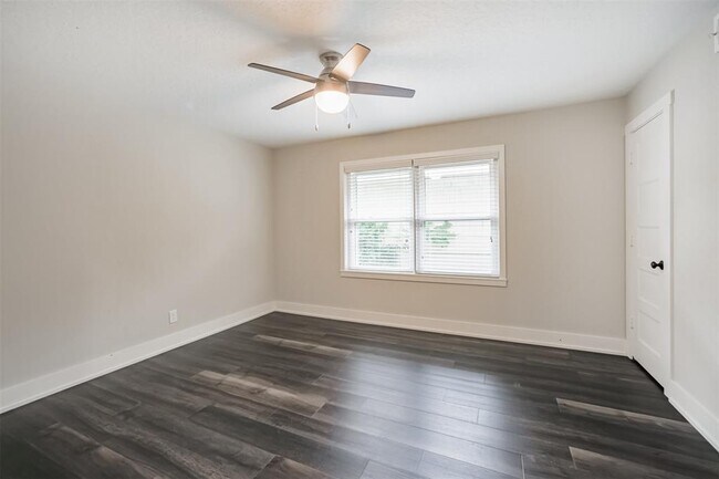 Building Photo - 4924 Mimosa Dr