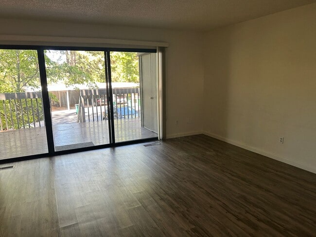 Building Photo - Kingsbury Greens HOA 2 bedroom 1 1/2 bath in Alta Sierra