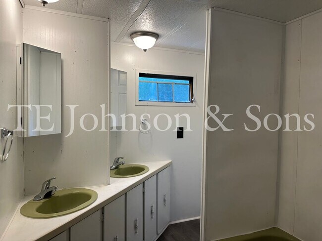 Building Photo - Secluded 2 Bedroom Manufactured Home