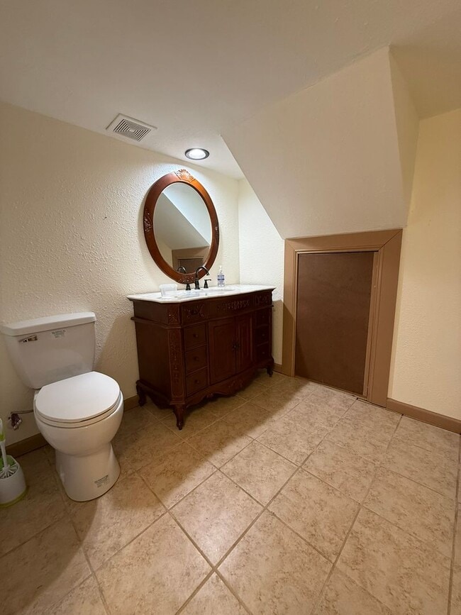 Building Photo - 870 E Main St