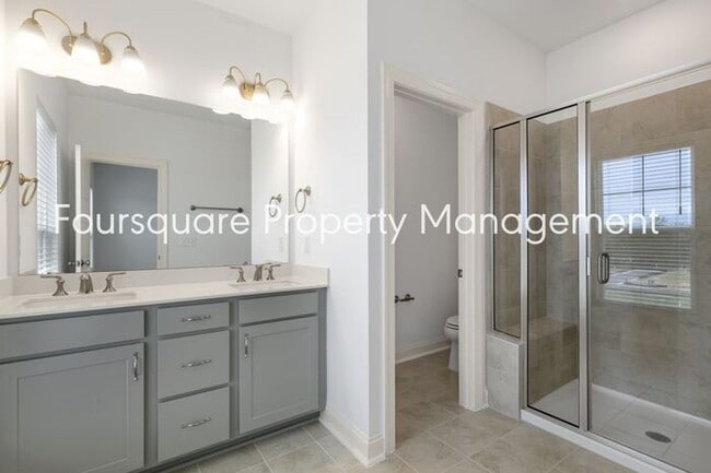 Building Photo - Spacious Townhome with Entry-Level Guest Suite, Washer/ Dryer Included, 2nd floor Balcony & 2-Car...