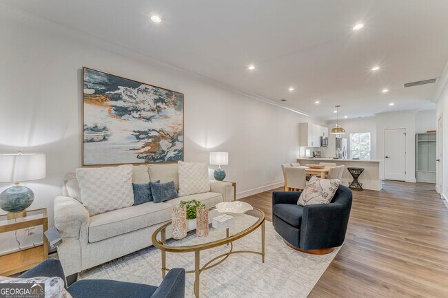 Building Photo - 121 Chateau Dr SE