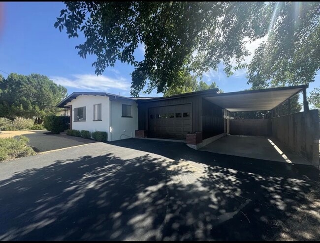 Building Photo - 120 Glencrest Ln