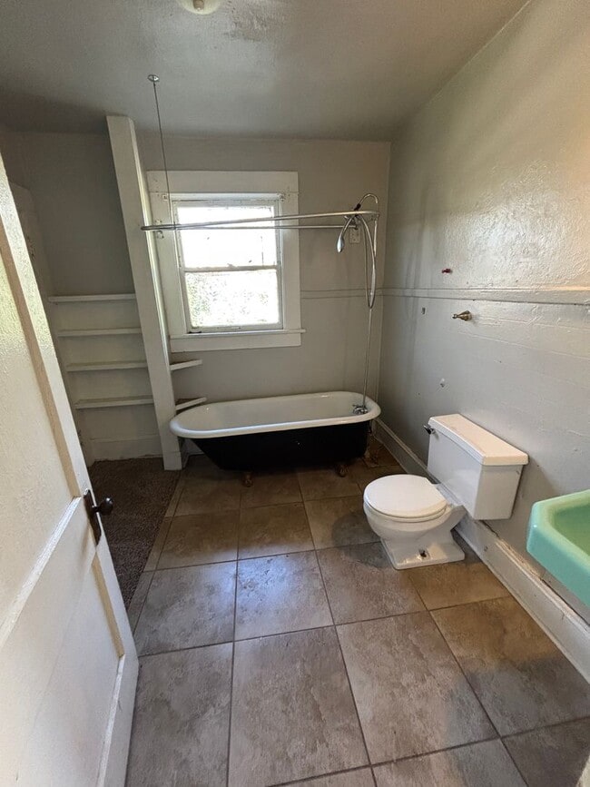 Building Photo - 820 College St