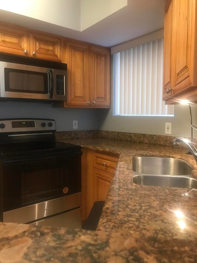 Building Photo - 1850 Charlesmont Dr