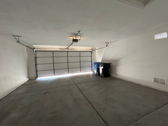 Building Photo - Beautifully Remodeled 3 Bedroom home that backs to the Golf Course