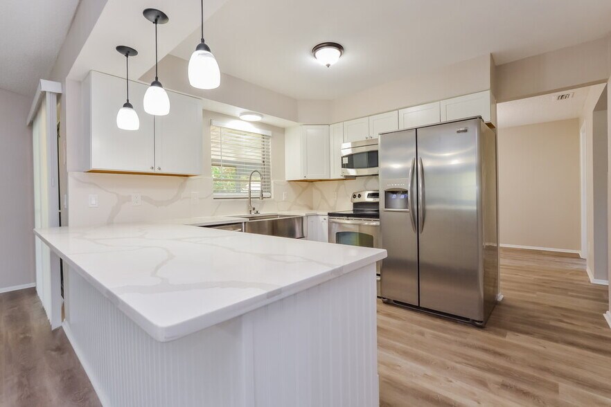 Building Photo - 10423 Cedarhurst Ave