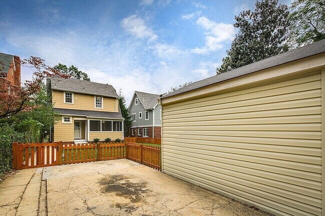 Building Photo - 3-Bed in the Heart of Washington, D.C. – Spacious 1996 Sq Ft with 2 Full Baths!"