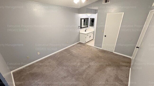 Building Photo - 3 bedroom/ 2 bathroom home nestled in a cul-de-sac.