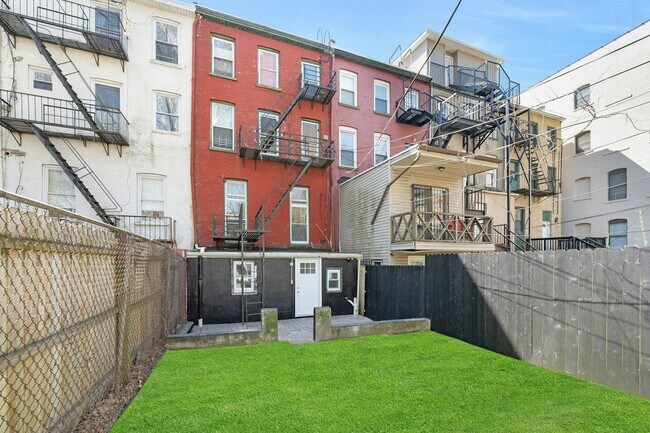 Building Photo - 826 Grand St