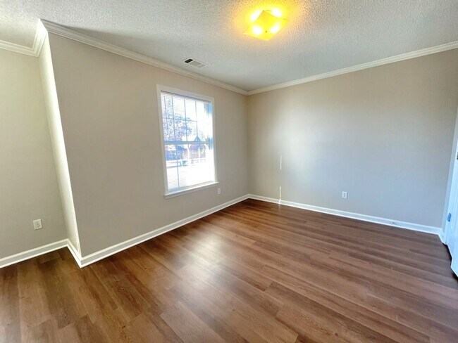 Building Photo - MOVE IN TODAY!