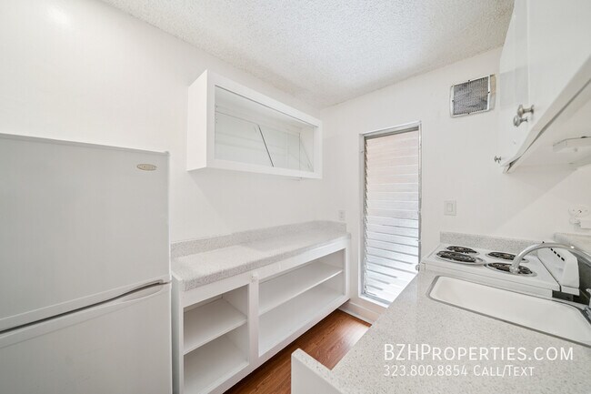 Building Photo - 7545 Hampton Ave
