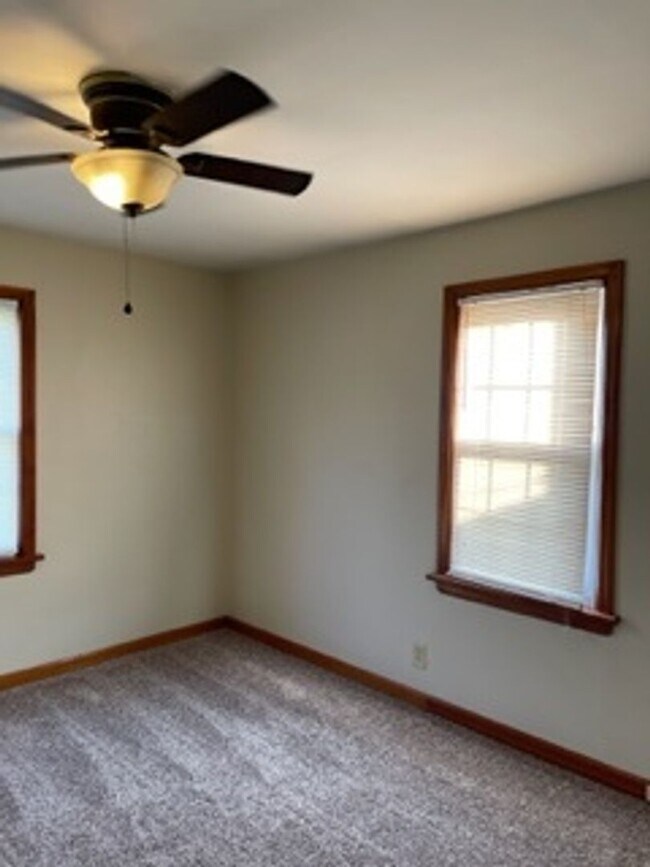 Building Photo - Great Springfield Location! 2 Bed / 1 Bath