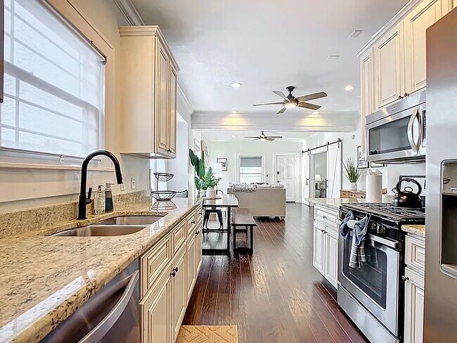 Building Photo - Fully Furnished St. Pete Pool Home Near Crescent Lake