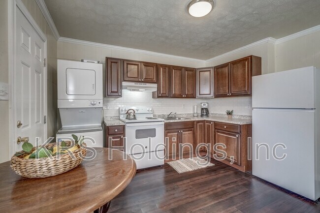 Building Photo - 3147 Parkdale Rd