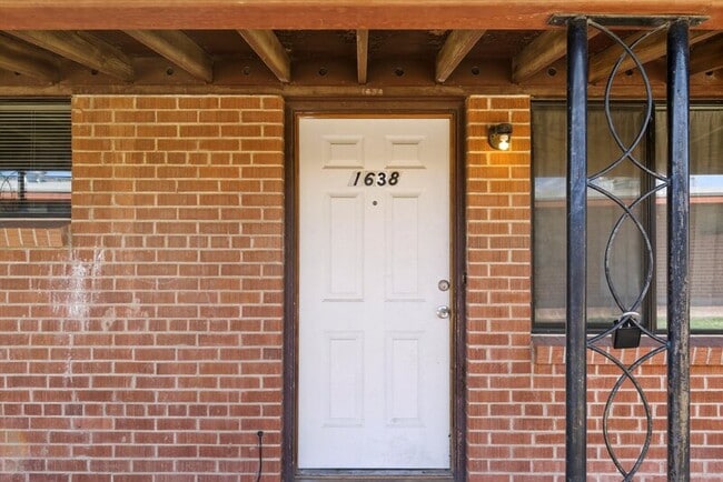 Building Photo - 1638 N Beverly Ave