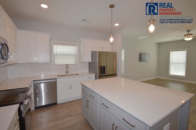 Building Photo - Beautiful, modern 4 bdrm home with attache...