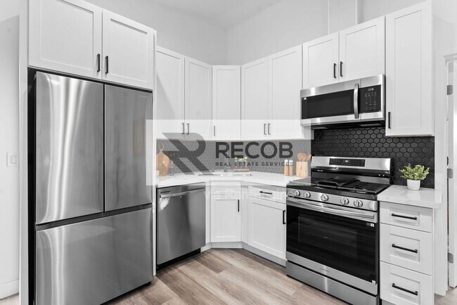 Building Photo - 832 Desty St