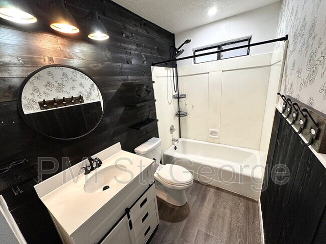 Building Photo - 460 S Main St