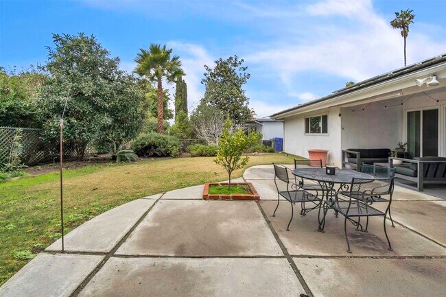 Building Photo - 17052 Bernardo Oaks Dr