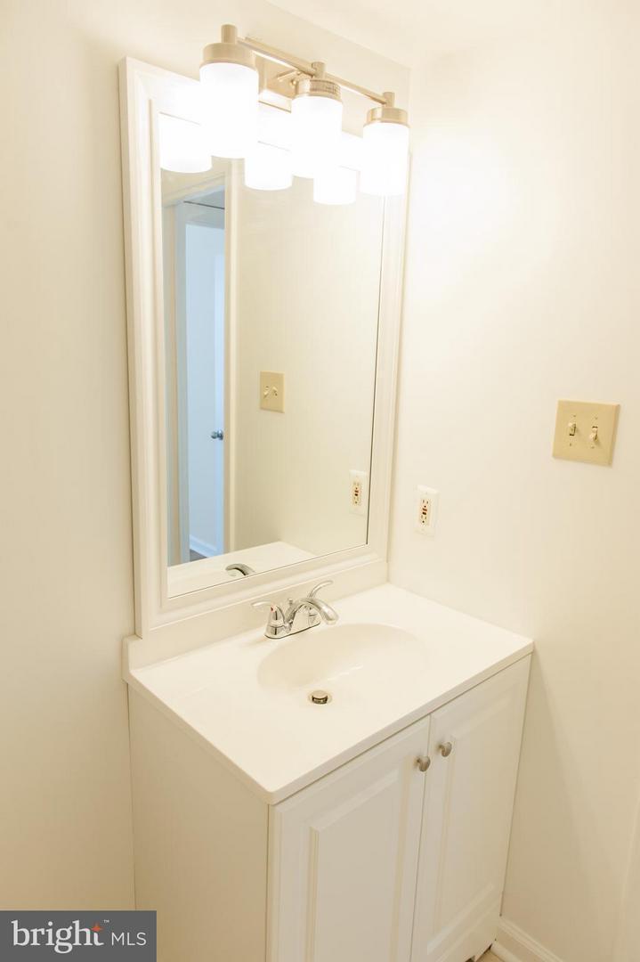 Bathroom - 1436 Meridian Plz NW