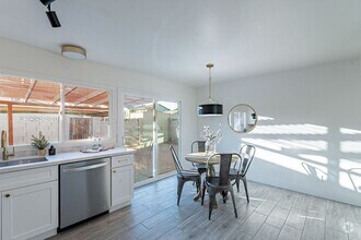 Building Photo - Gated community townhome- fully updated!