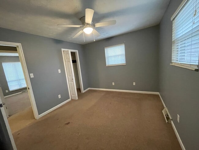 Building Photo - Large 4 bed/2 bath with garage - W. Hamble...