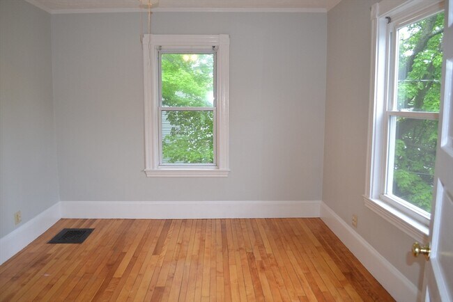 Building Photo - 208 Irving St