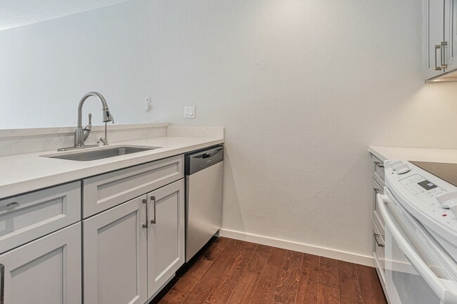 Building Photo - 363 Eden Roc Dr