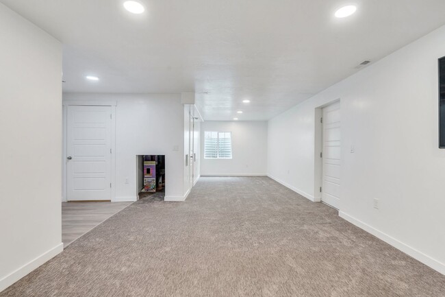 Building Photo - Stunning 5 Bedroom Herriman Home with Mode...