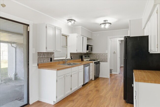 Building Photo - "Charming 3-Bedroom Retreat with 2 Full Baths in Farmers Branch"